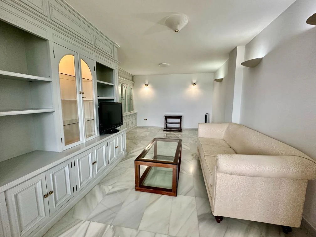 PISO CON VISTAS EN RESIDENCIAL ANAGA