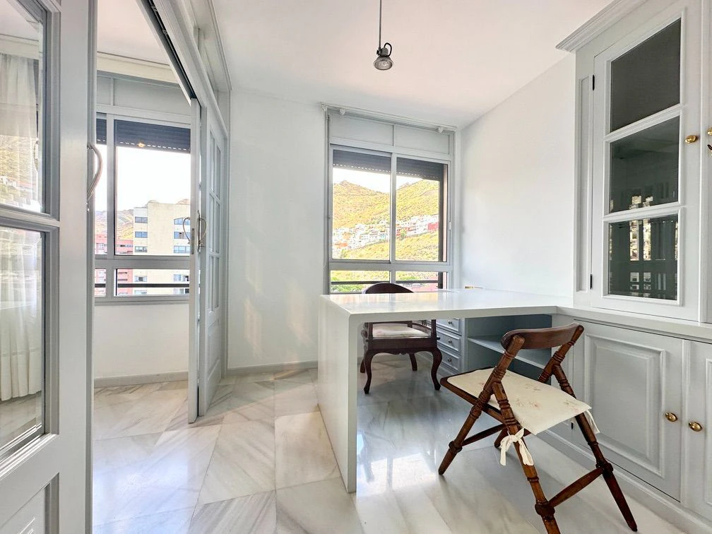 PISO CON VISTAS EN RESIDENCIAL ANAGA