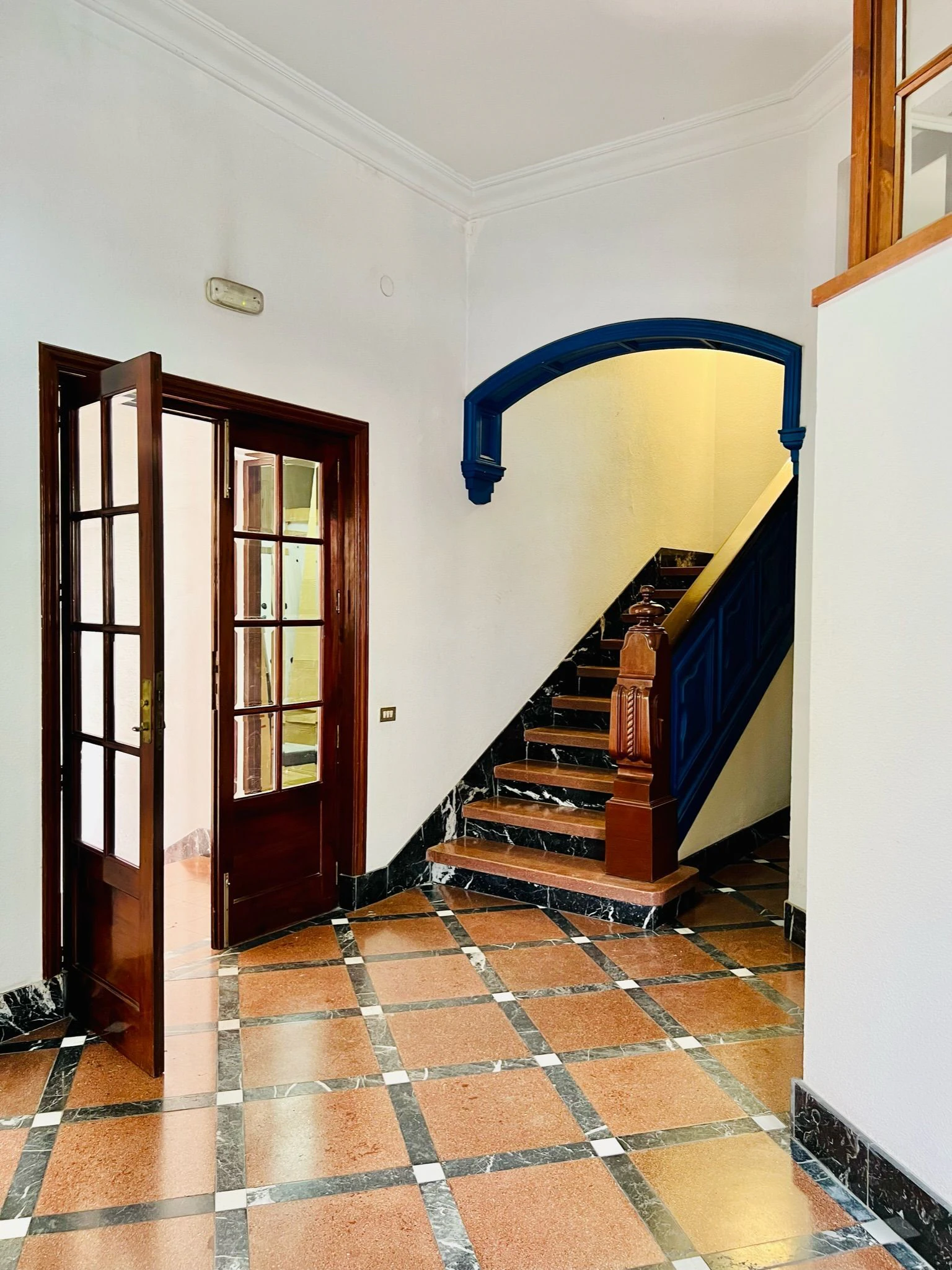 EDIFICIO EMBLEMÁTICO junto a la Rambla – Oportunidad Estratégica en Santa Cruz.