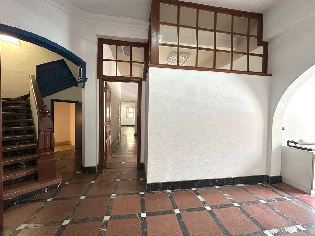 EDIFICIO EMBLEMÁTICO junto a la Rambla – Oportunidad Estratégica en Santa Cruz.