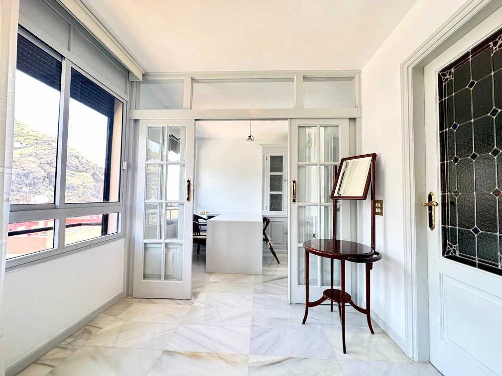 PISO CON VISTAS EN RESIDENCIAL ANAGA