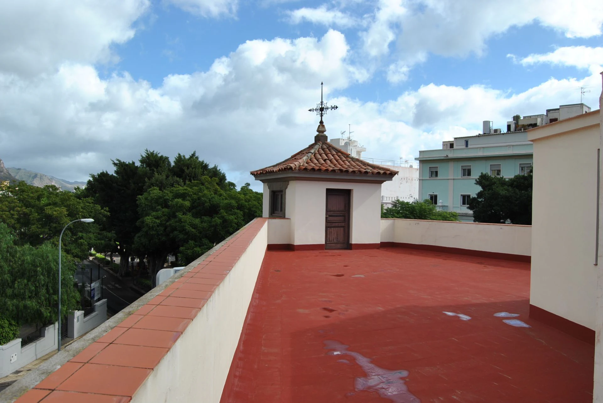 EDIFICIO EMBLEMÁTICO junto a la Rambla – Oportunidad Estratégica en Santa Cruz.