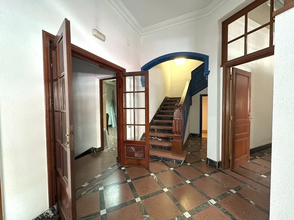 EDIFICIO EMBLEMÁTICO junto a la Rambla – Oportunidad Estratégica en Santa Cruz.
