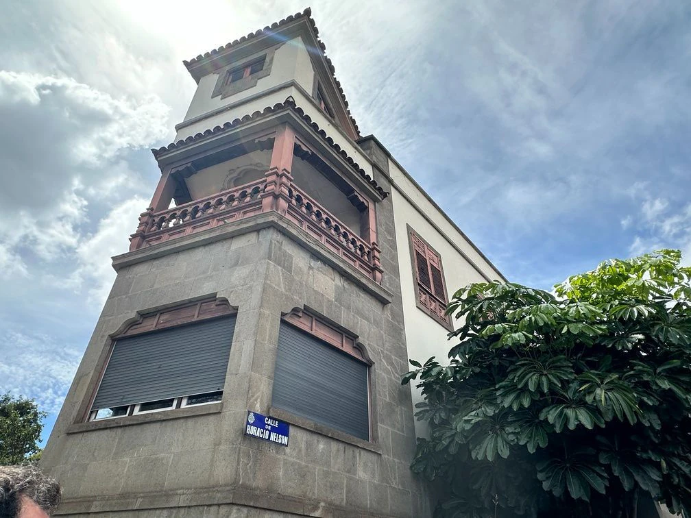 EDIFICIO EMBLEMÁTICO junto a la Rambla – Oportunidad Estratégica en Santa Cruz.