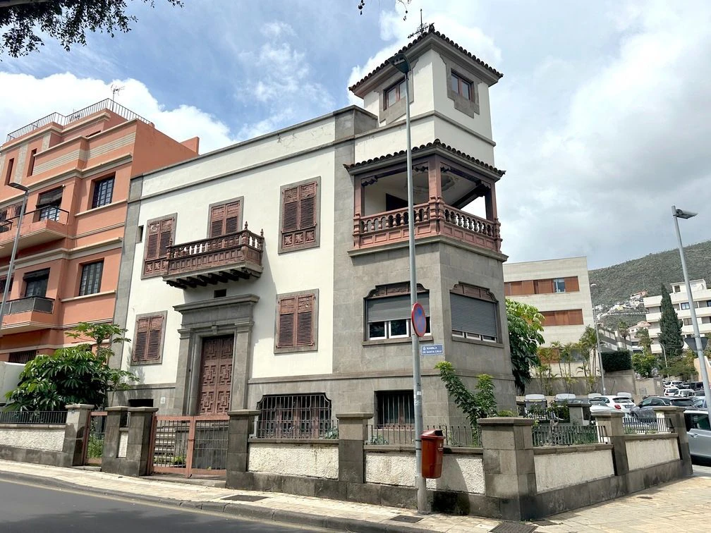 EDIFICIO EMBLEMÁTICO junto a la Rambla – Oportunidad Estratégica en Santa Cruz.
