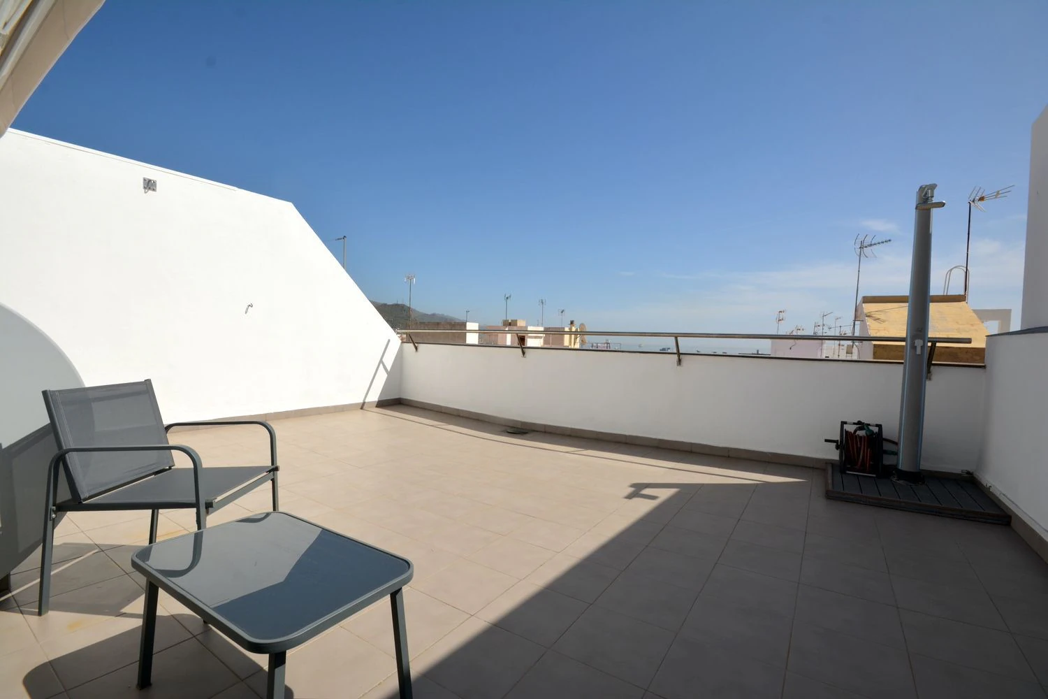 PENTHOUSE AVEC TERRASSE PRIVÉE ET PANNEAUX SOLAIRES AU CENTRE DE SANTA CRUZ