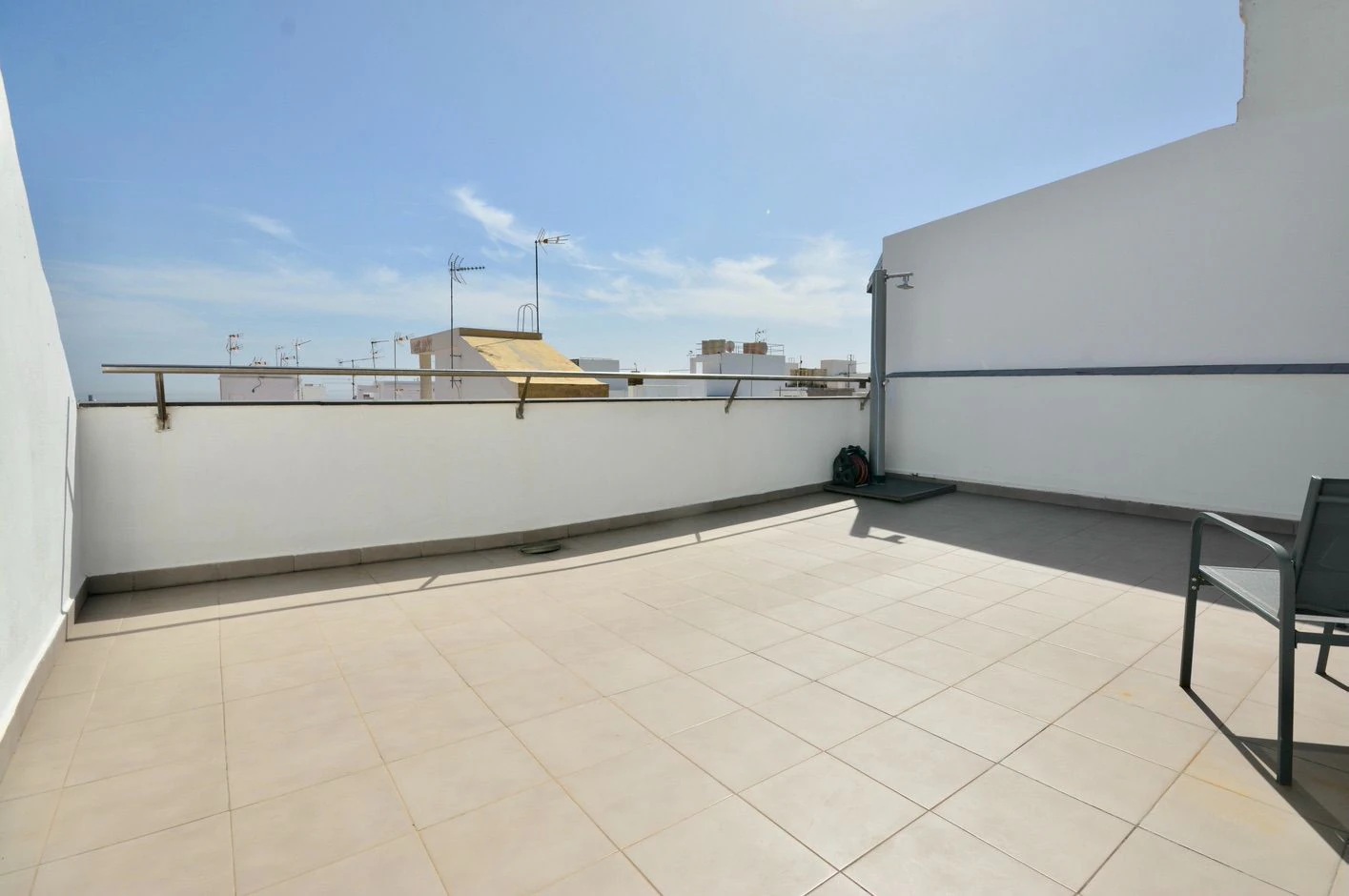 PENTHOUSE AVEC TERRASSE PRIVÉE ET PANNEAUX SOLAIRES AU CENTRE DE SANTA CRUZ