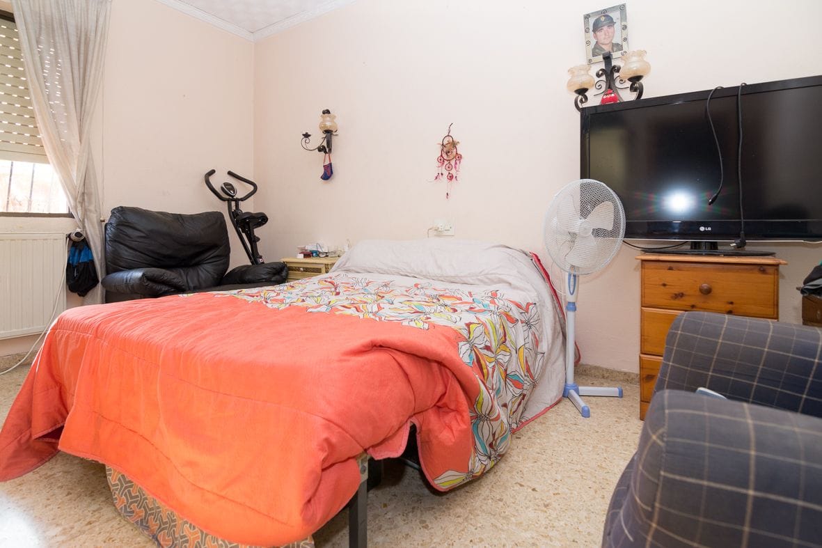Large villa with guest house close to the beach.