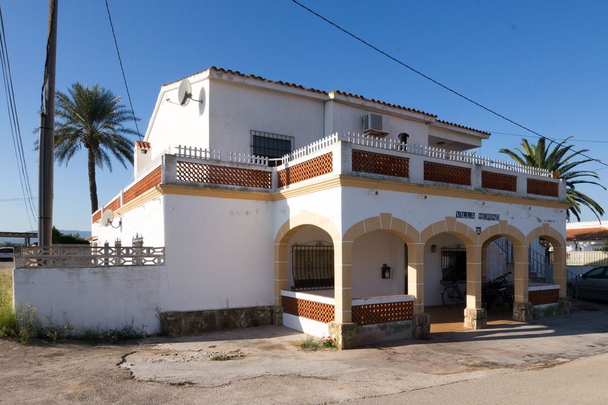 Large villa with guest house close to the beach.