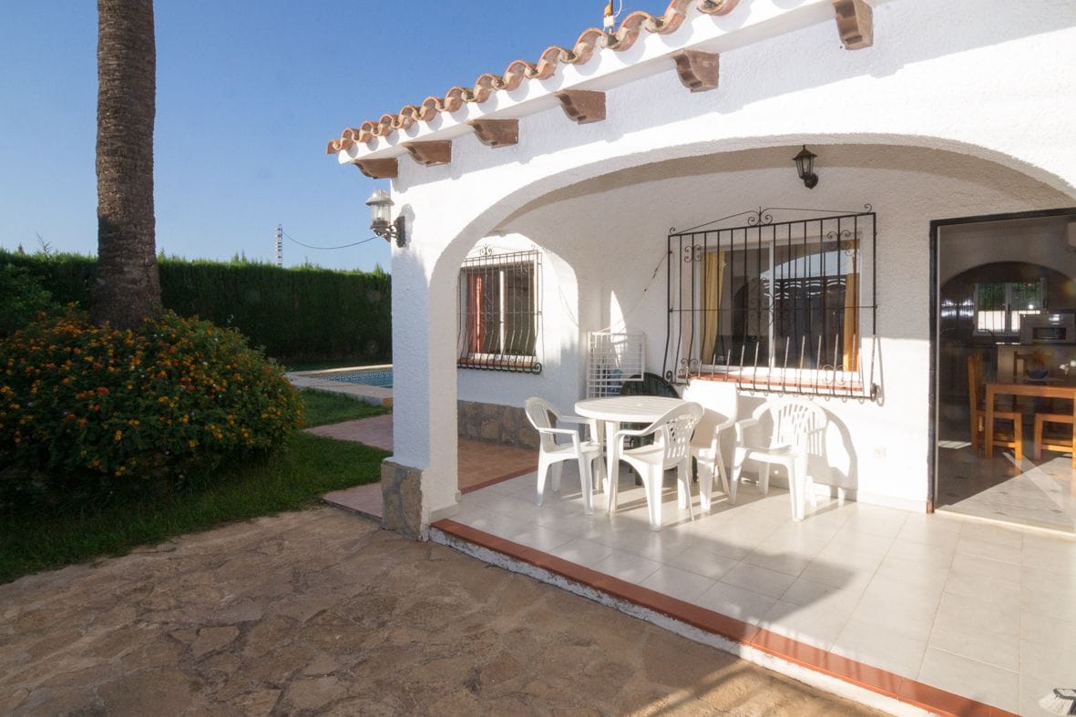 Large villa with guest house close to the beach.