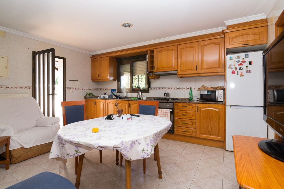 Large villa with guest house close to the beach.