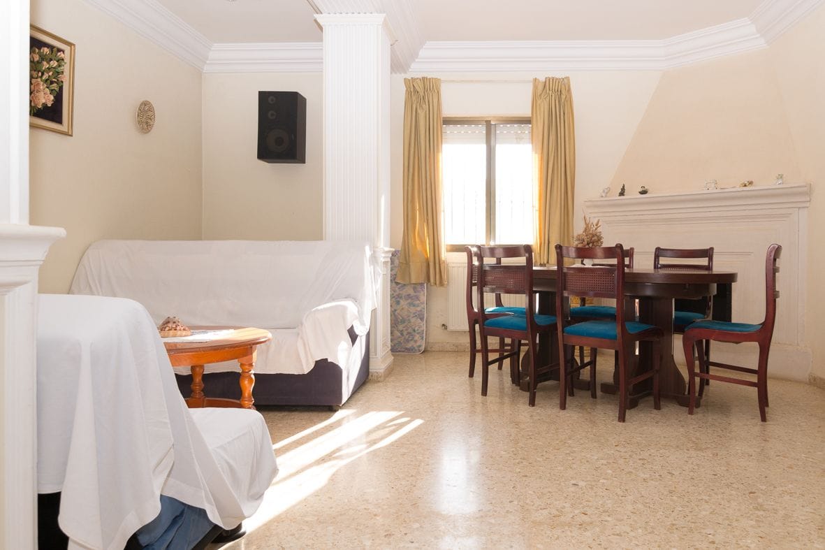 Large villa with guest house close to the beach.