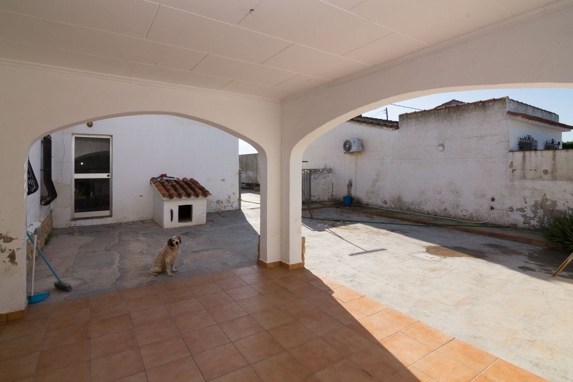 Large villa with guest house close to the beach.
