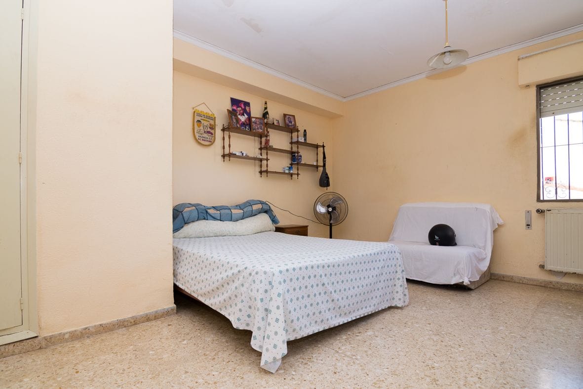 Large villa with guest house close to the beach.