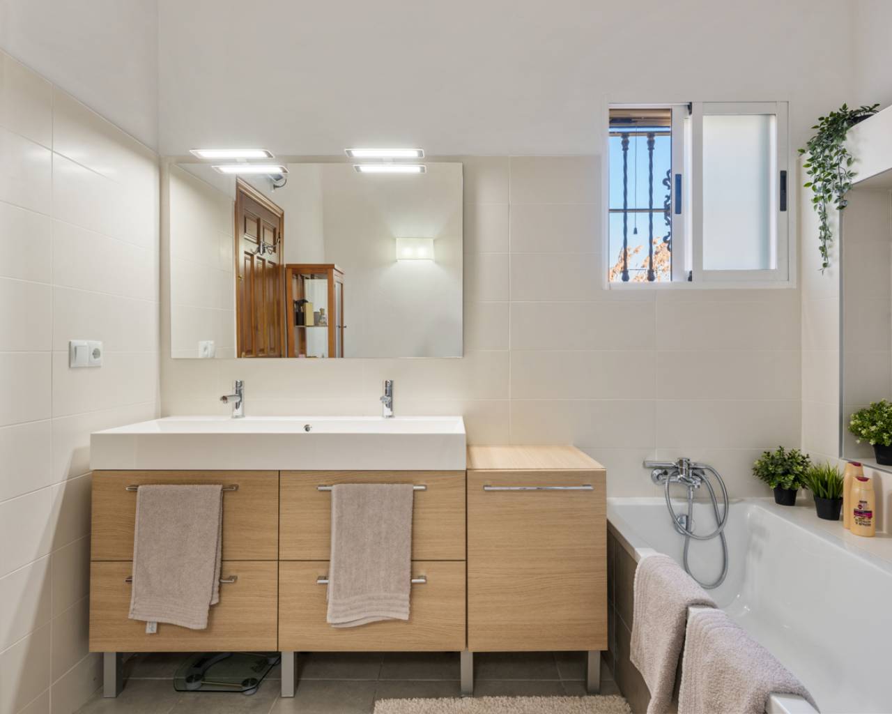 Venta. Villa en Catral