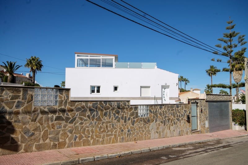 Venta. Villa en San Miguel de Salinas