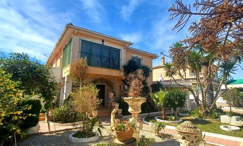 Venta. Villa en Pinar De Campoverde