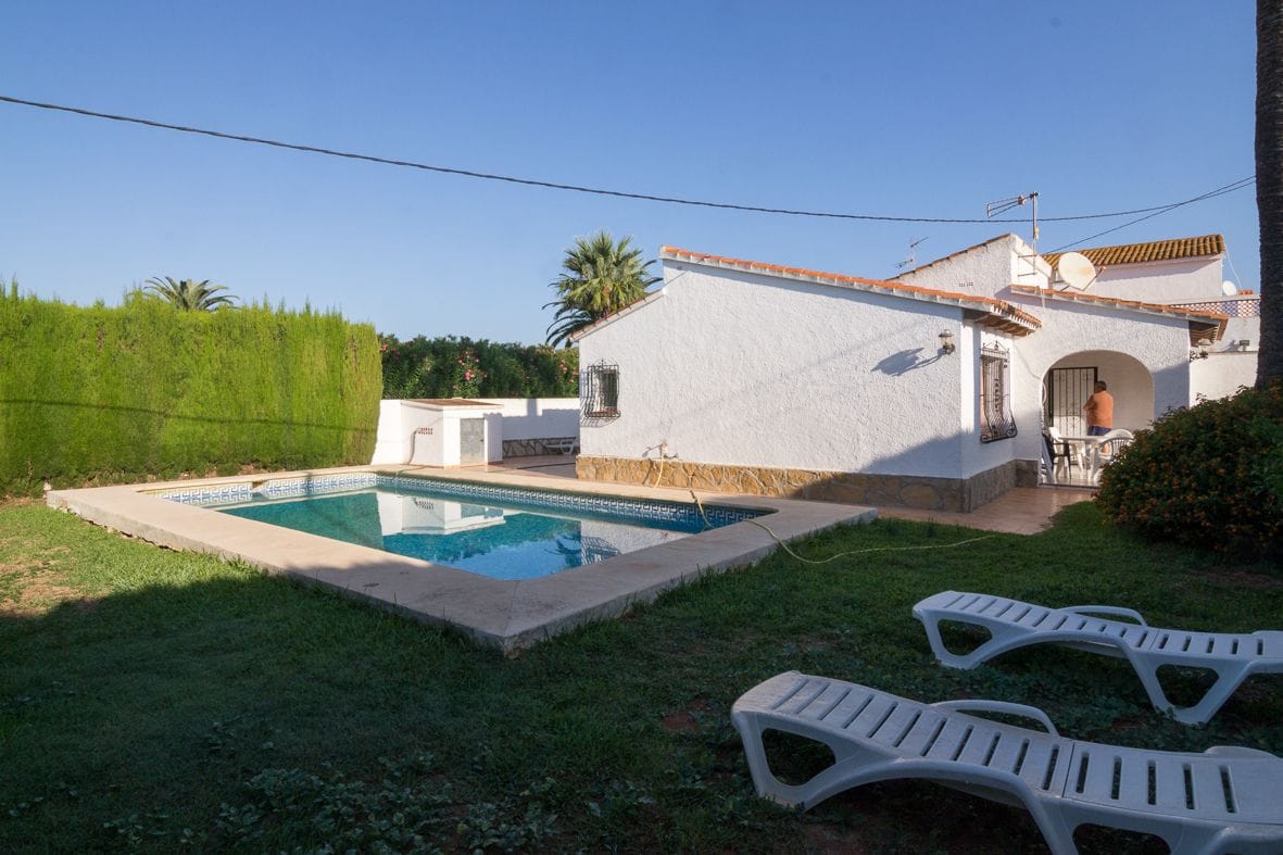 Large villa with guest house close to the beach.