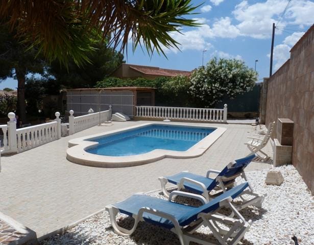 Venta. Villa en Pinar De Campoverde
