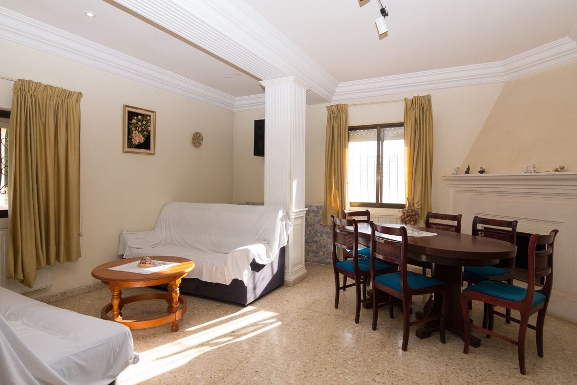 Large villa with guest house close to the beach.