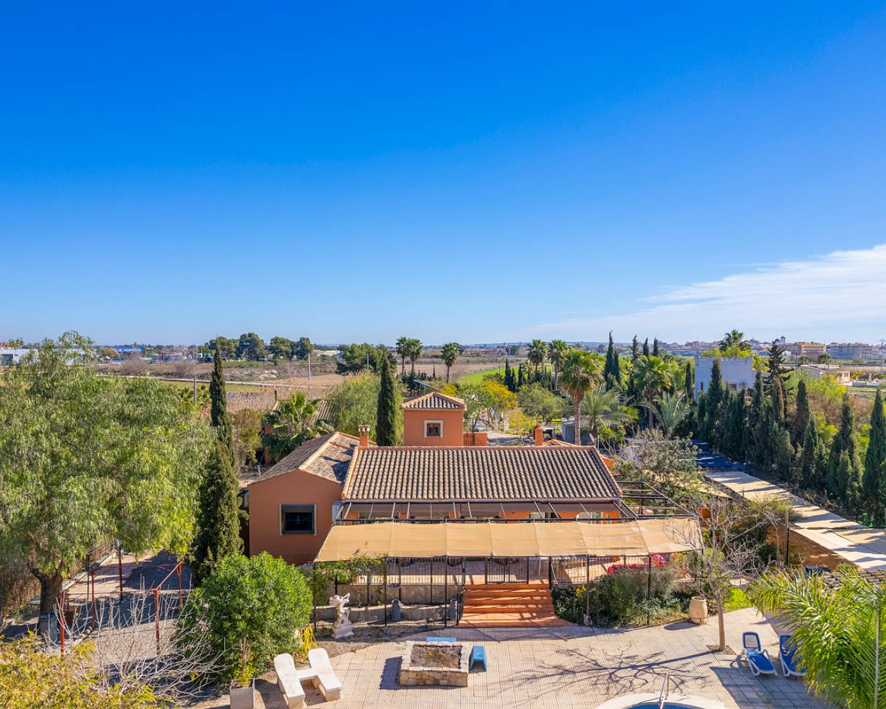 Venta. Villa en Catral