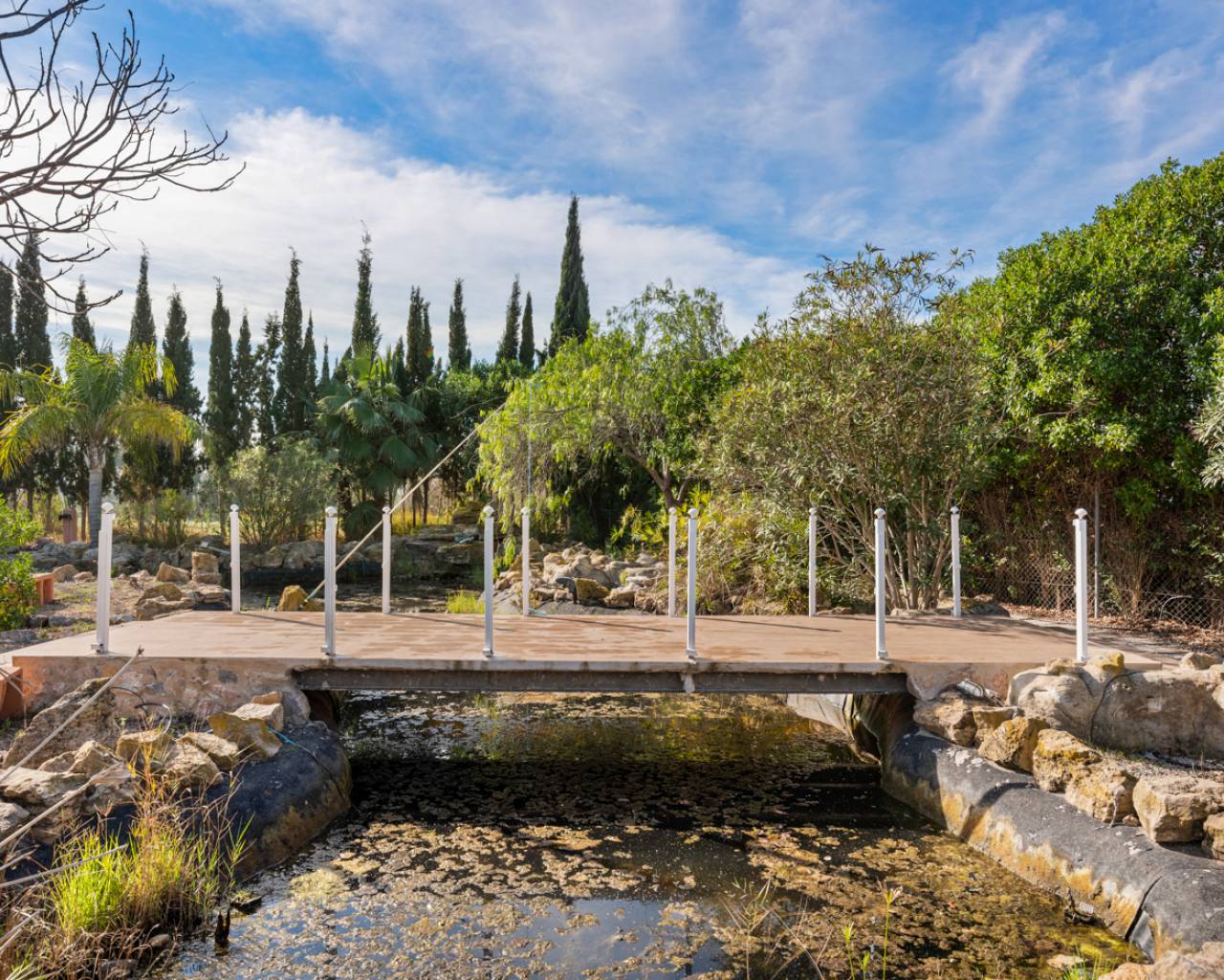 Venta. Villa en Catral