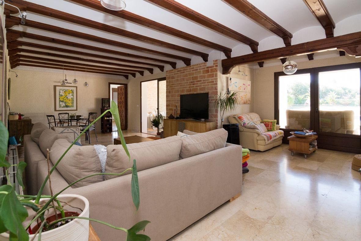 Mediterrane Villa mit großem Grundstück.