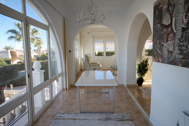 Venta. Villa en San Miguel de Salinas