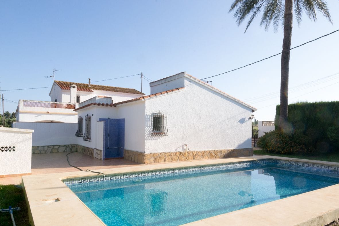 Large villa with guest house close to the beach.