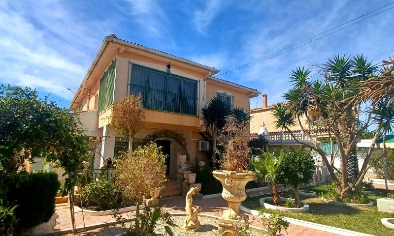 Venta. Villa en Pinar De Campoverde