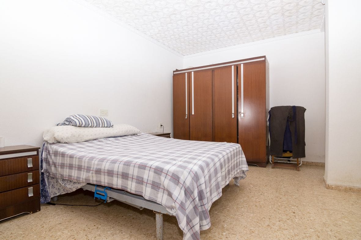 Large villa with guest house close to the beach.