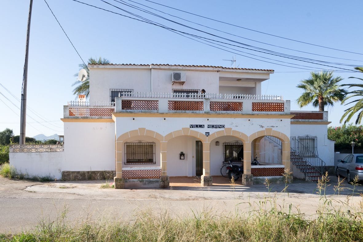 Large villa with guest house close to the beach.