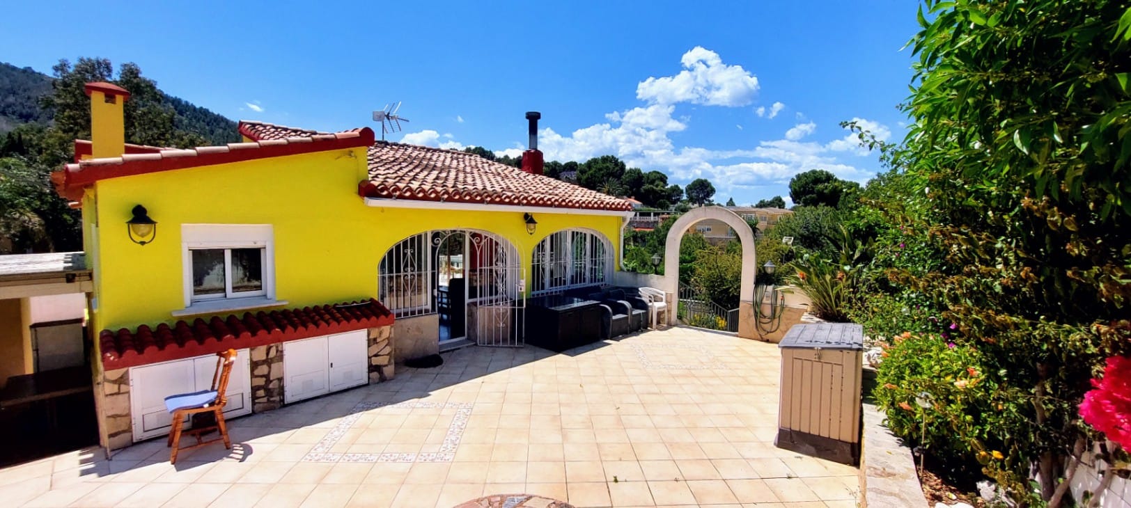 Villa en venta en Denia con piscina privada y terreno amplio.