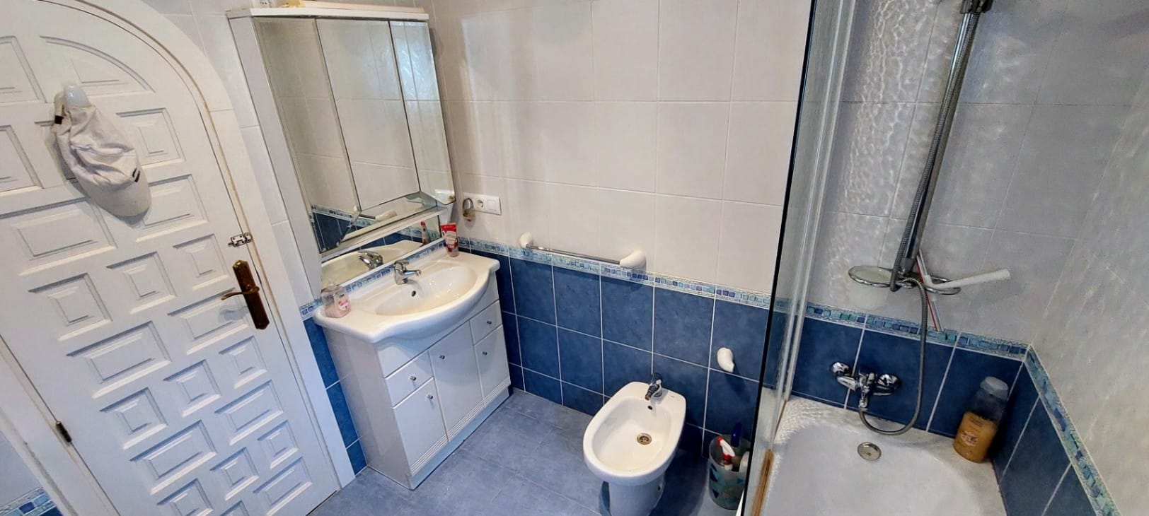 Villa en venta en Denia con piscina privada y terreno amplio.