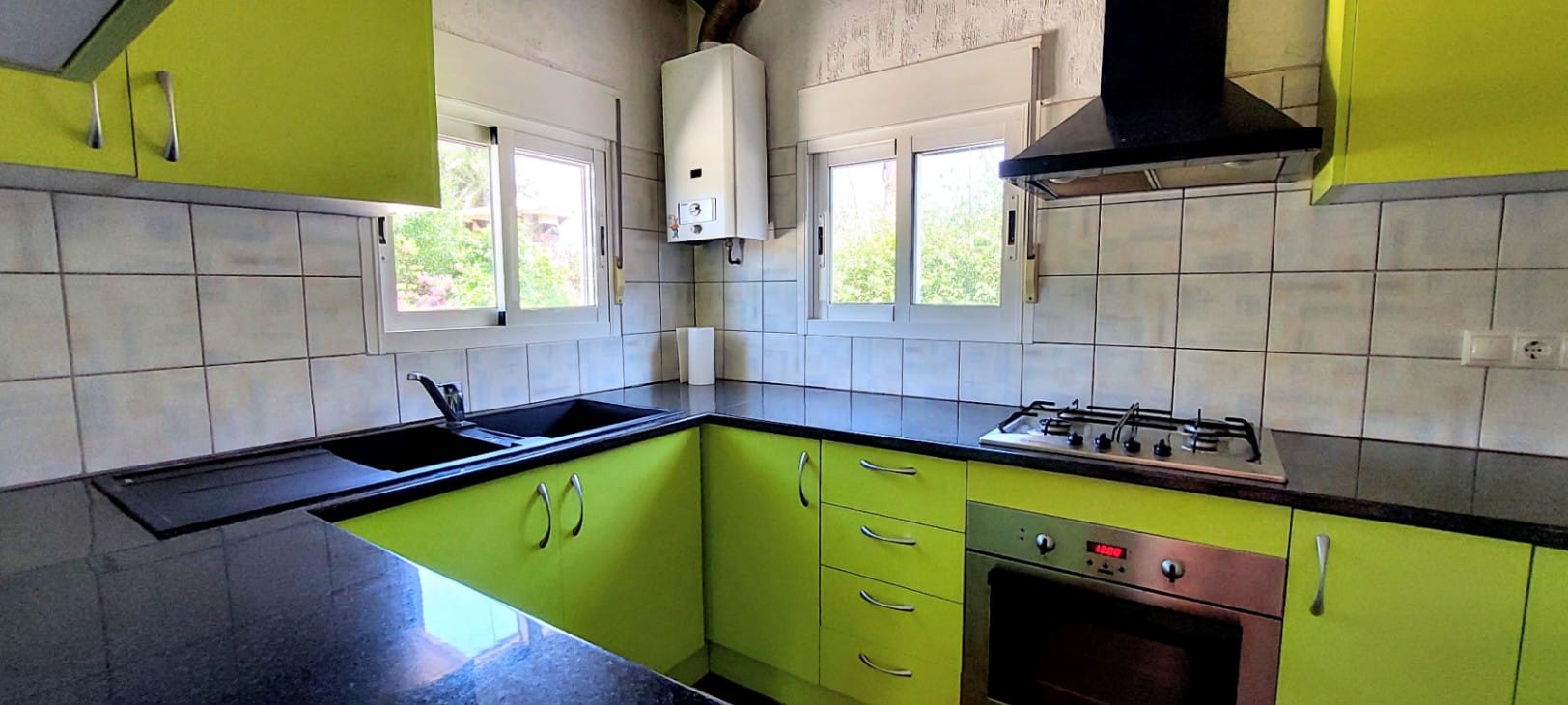Villa en venta en Denia con piscina privada y terreno amplio.