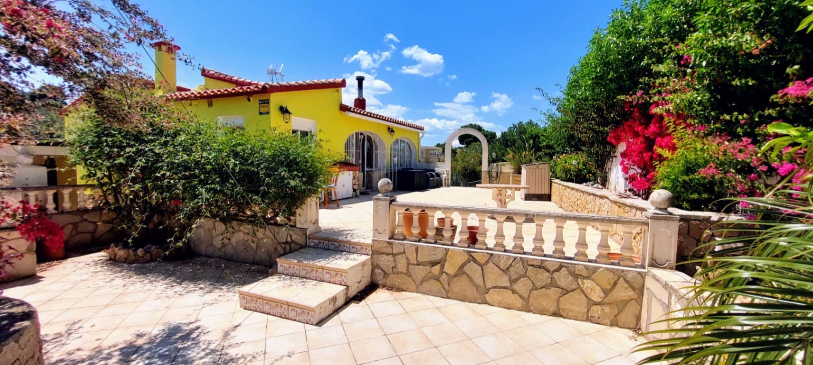 Villa en venta en Denia con piscina privada y terreno amplio.