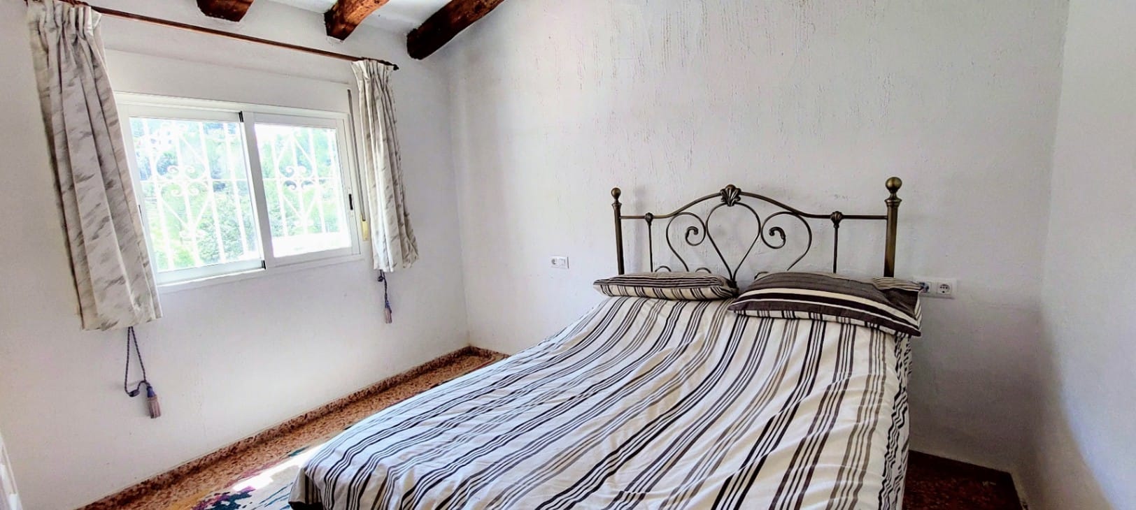Villa en venta en Denia con piscina privada y terreno amplio.