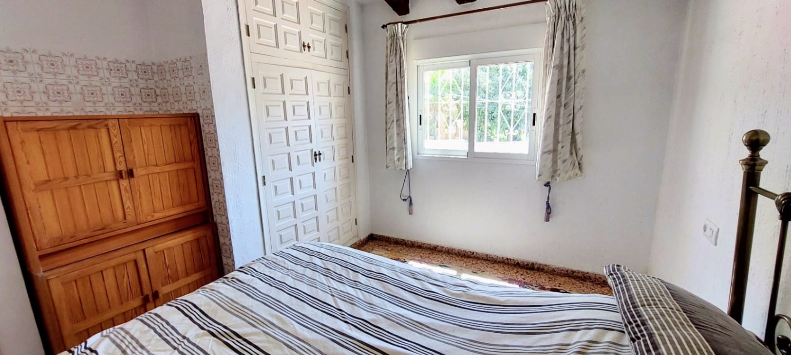 Villa en venta en Denia con piscina privada y terreno amplio.