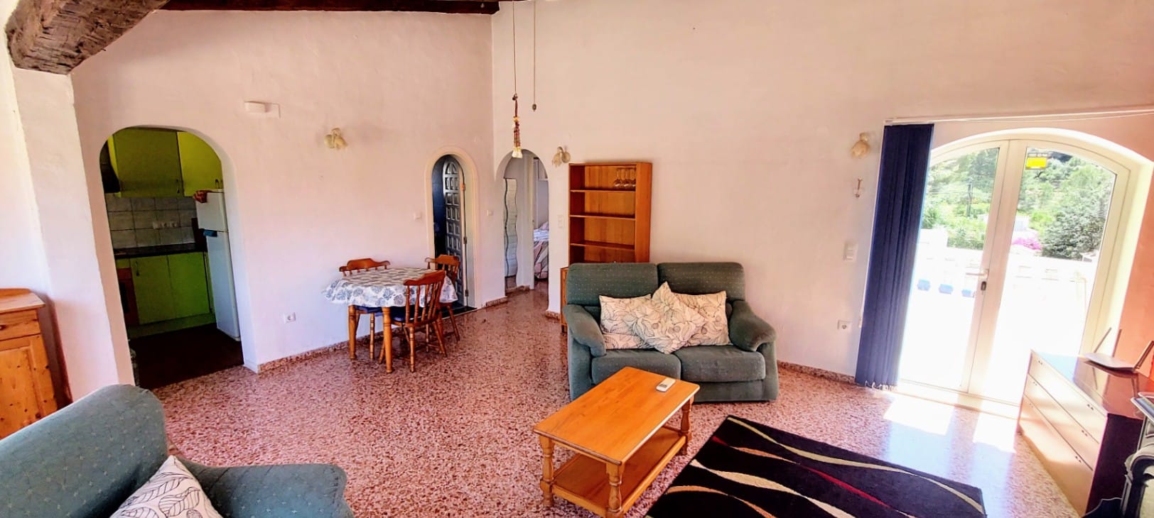 Villa en venta en Denia con piscina privada y terreno amplio.