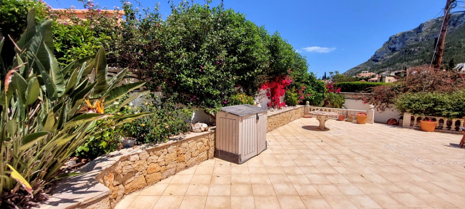 Villa en venta en Denia con piscina privada y terreno amplio.