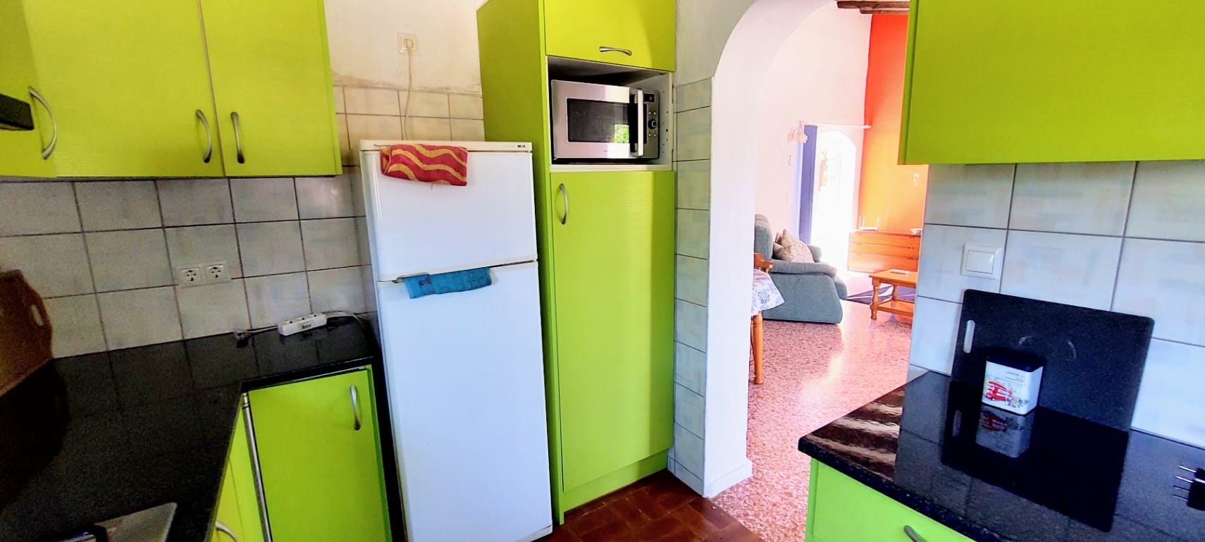 Villa en venta en Denia con piscina privada y terreno amplio.