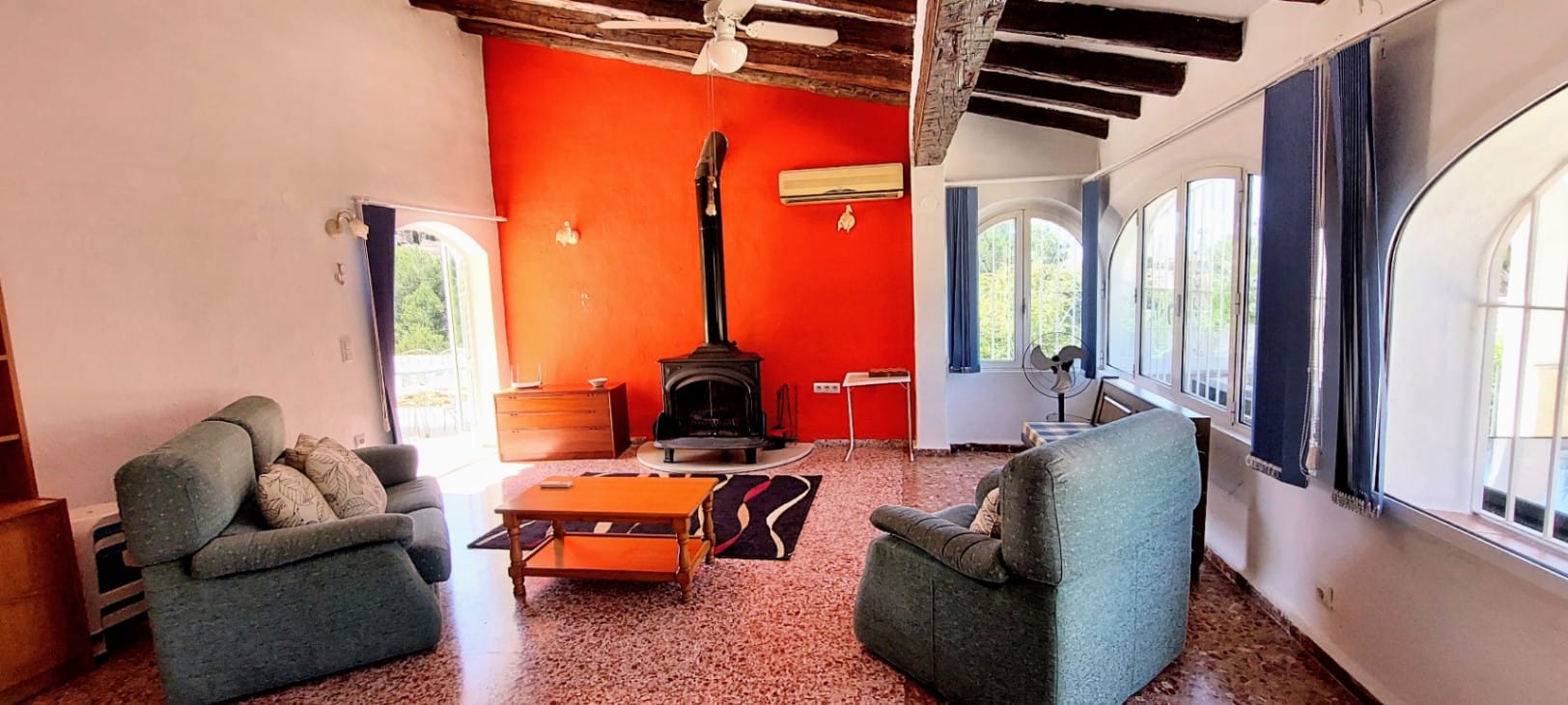 Villa en venta en Denia con piscina privada y terreno amplio.