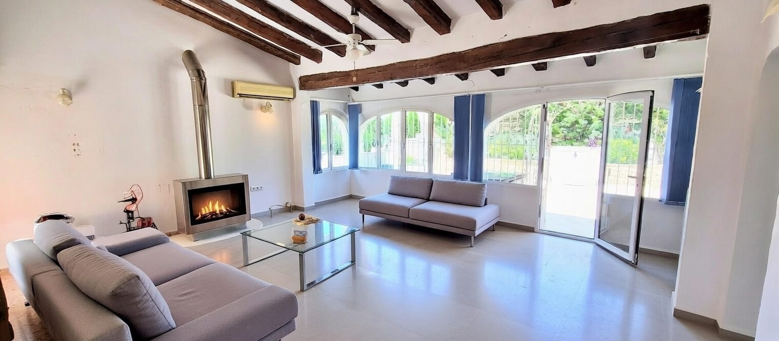 Villa en venta en Denia con piscina privada y terreno amplio.
