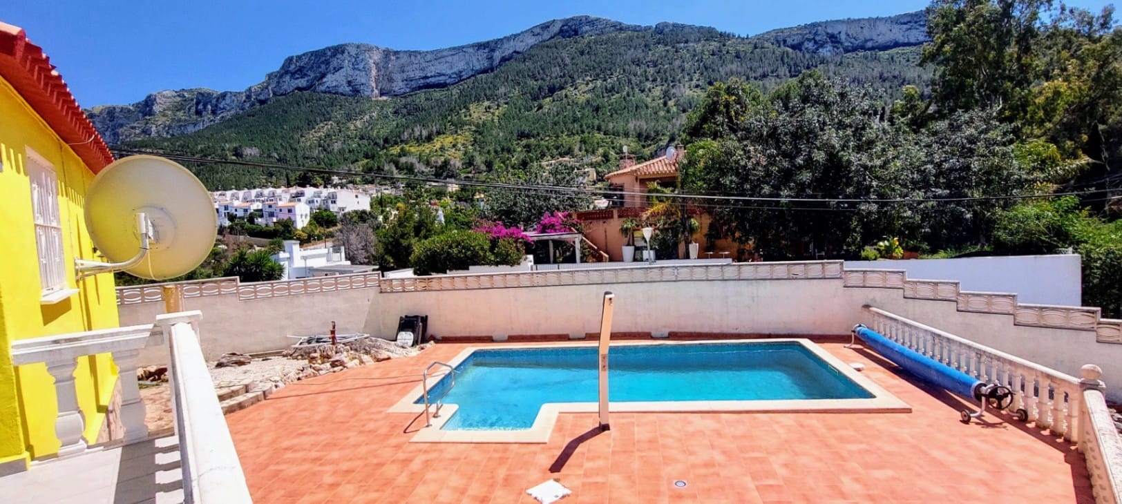 Villa en venta en Denia con piscina privada y terreno amplio.