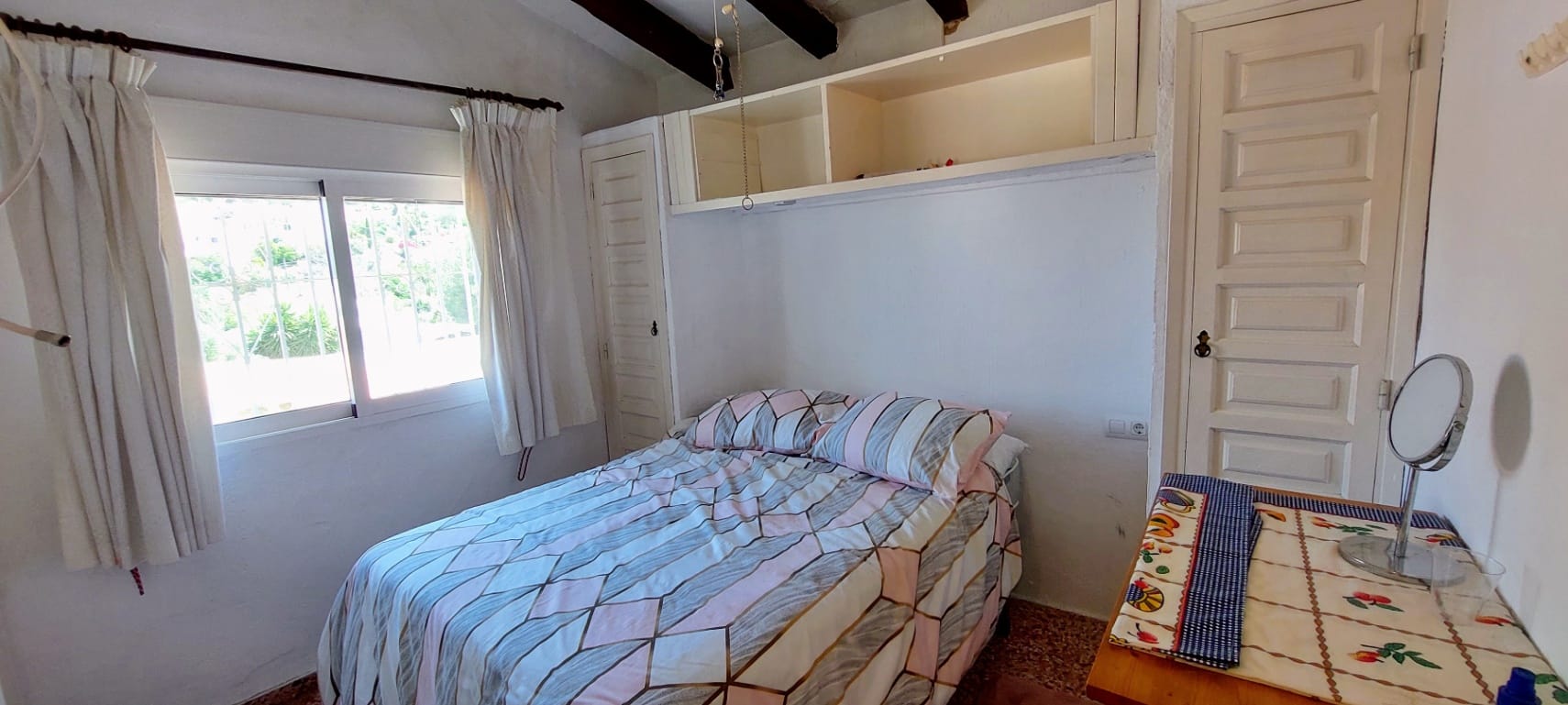 Villa en venta en Denia con piscina privada y terreno amplio.