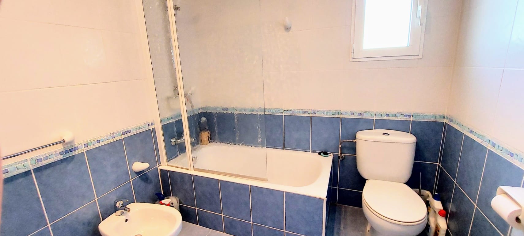 Villa en venta en Denia con piscina privada y terreno amplio.