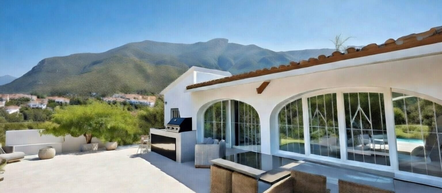 Villa en venta en Denia con piscina privada y terreno amplio.