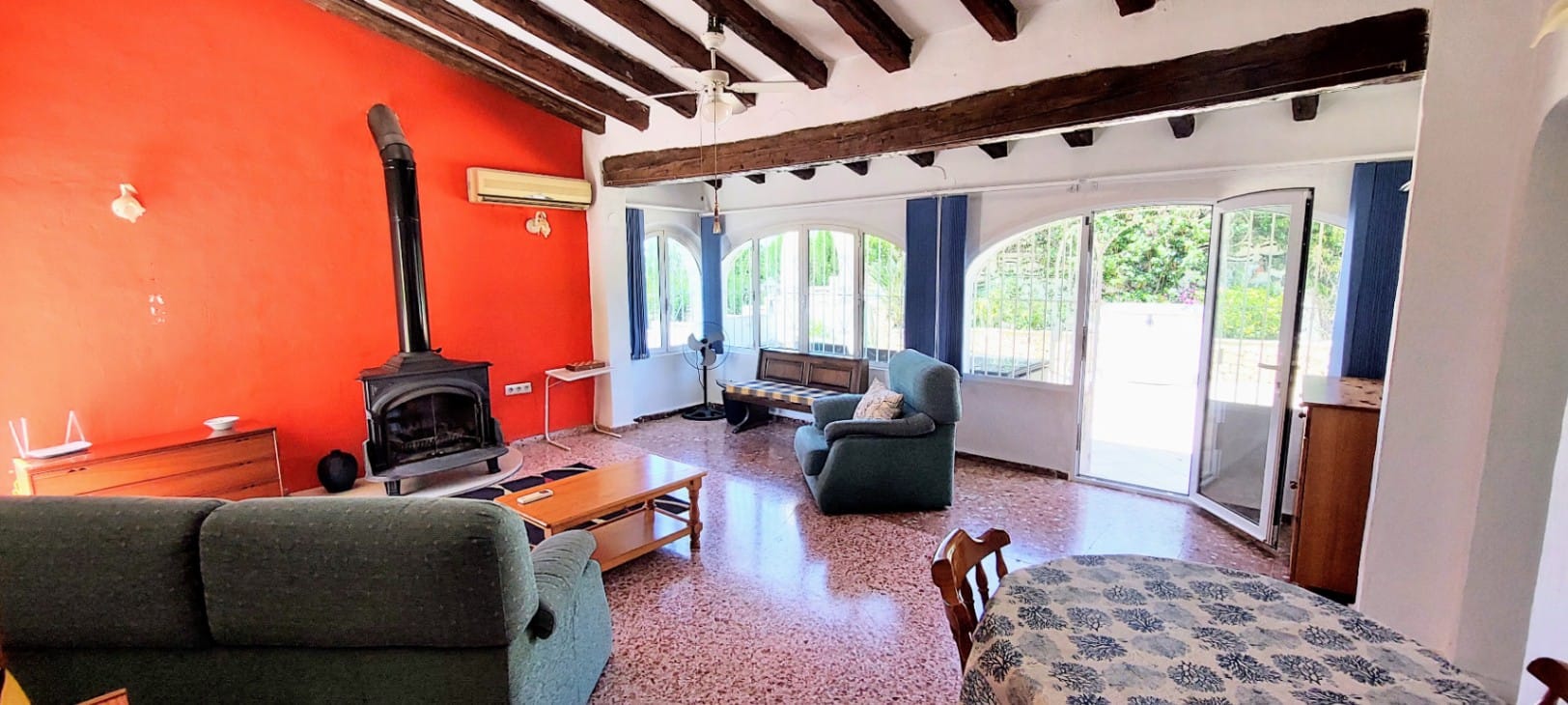 Villa en venta en Denia con piscina privada y terreno amplio.