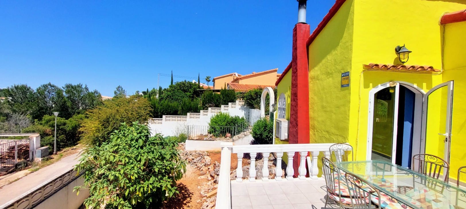 Villa en venta en Denia con piscina privada y terreno amplio.
