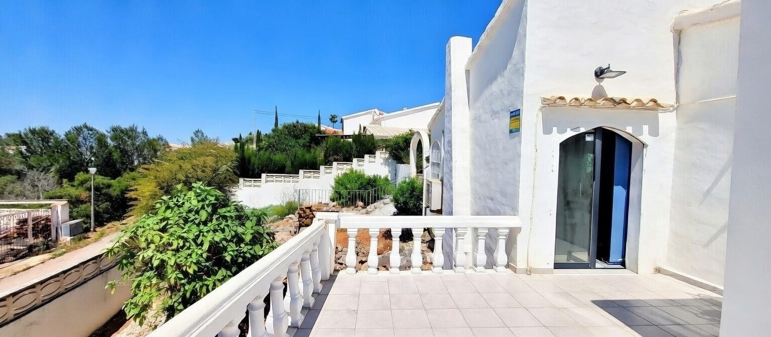 Villa en venta en Denia con piscina privada y terreno amplio.